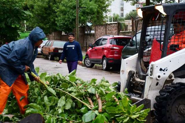 Las cuadrillas municipales siguen trabajando tras la intensa lluvia en la ciudad